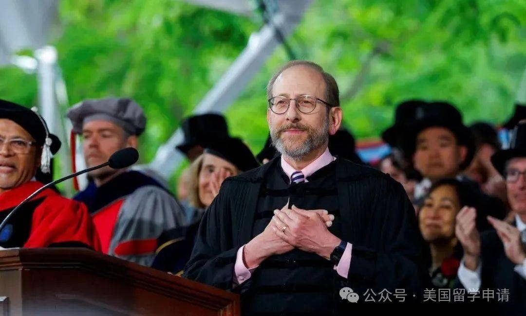 的中国女生蒋雨融来自青岛英高毕业本科就读于杜克k8凯发网站震撼全场！史上首位在哈佛毕业演讲(图2)