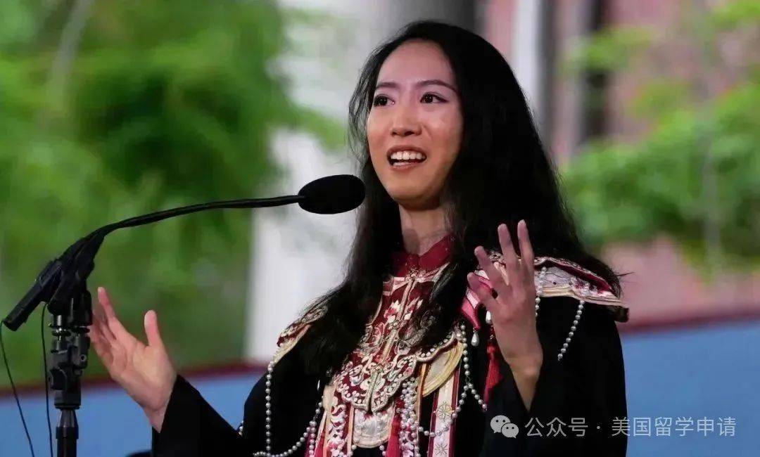 的中国女生蒋雨融来自青岛英高毕业本科就读于杜克k8凯发网站震撼全场！史上首位在哈佛毕业演讲(图5)