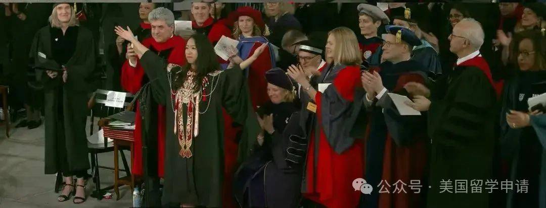 的中国女生蒋雨融来自青岛英高毕业本科就读于杜克k8凯发网站震撼全场！史上首位在哈佛毕业演讲(图4)