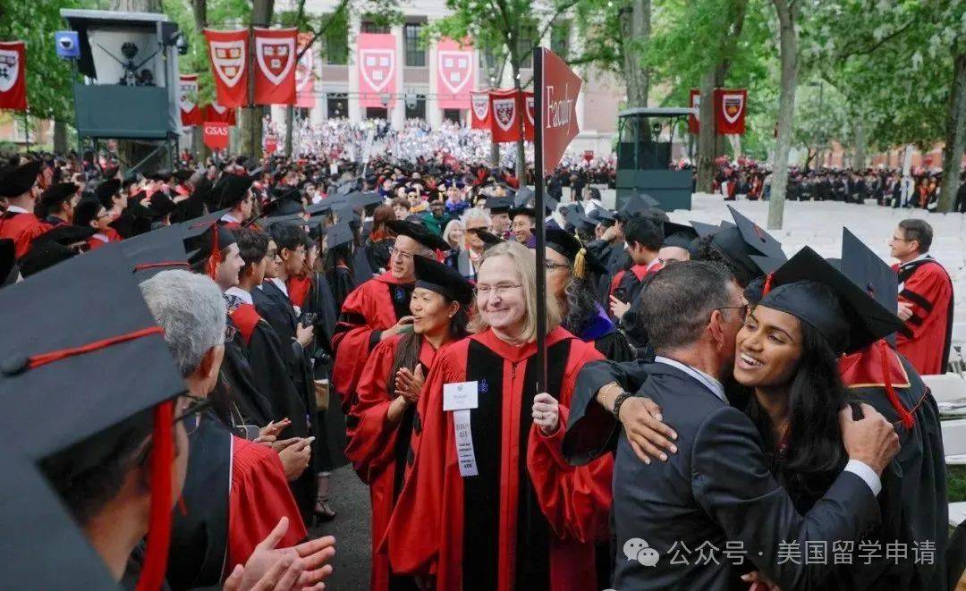 的中国女生蒋雨融来自青岛英高毕业本科就读于杜克k8凯发网站震撼全场！史上首位在哈佛毕业演讲(图6)
